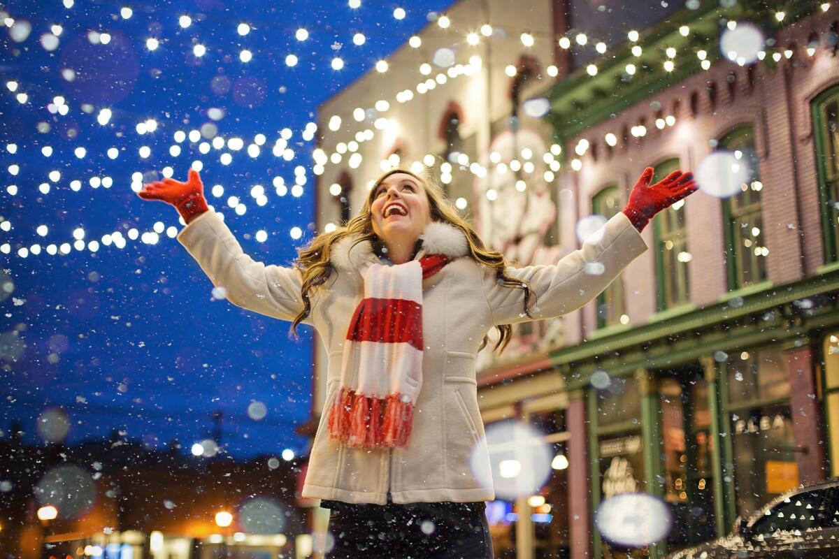 Come scegliere le luci natalizie da esterno - Ph. christmas-ge6bd72d7d_1920