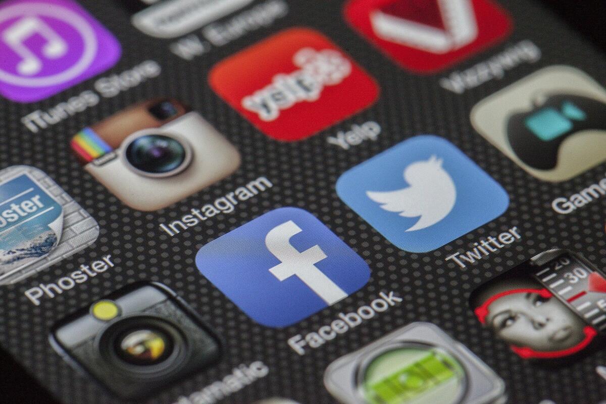 Facebook, WhatsApp e Instagram down: disservizi per tutti gli utenti - 