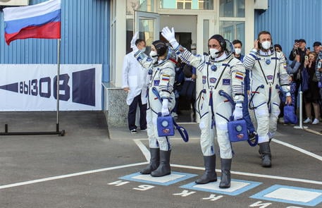 L'attrice, il regista e  Anton Shkaplerov  prima della partenza per la ISS