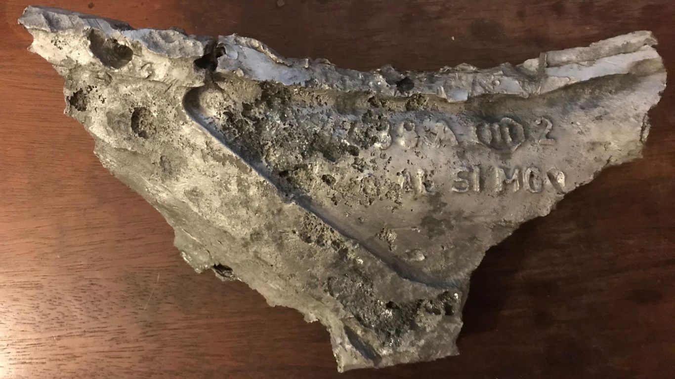 Ritrovamento di una parte del missile V2. Sono visibili diverse sigle, codice seriale, nome della lega metallica, e codice di tre lettere riferito alla fabbrica di produzione del pezzo. Crediti: Colin Welch.