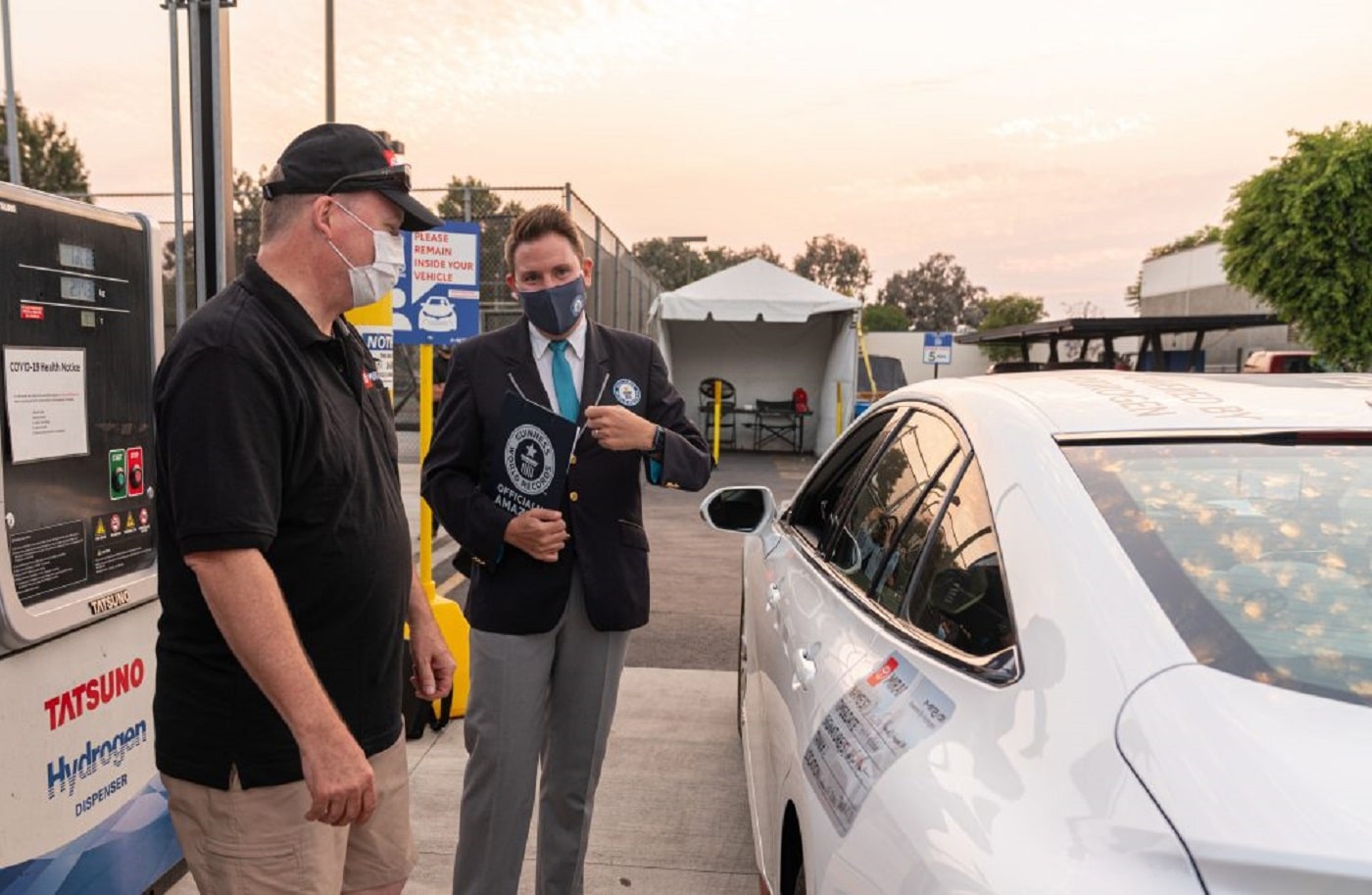 Il rifornimento prima del viaggio durato 2 giorni - Copyright foto: ufficio stampa Toyota