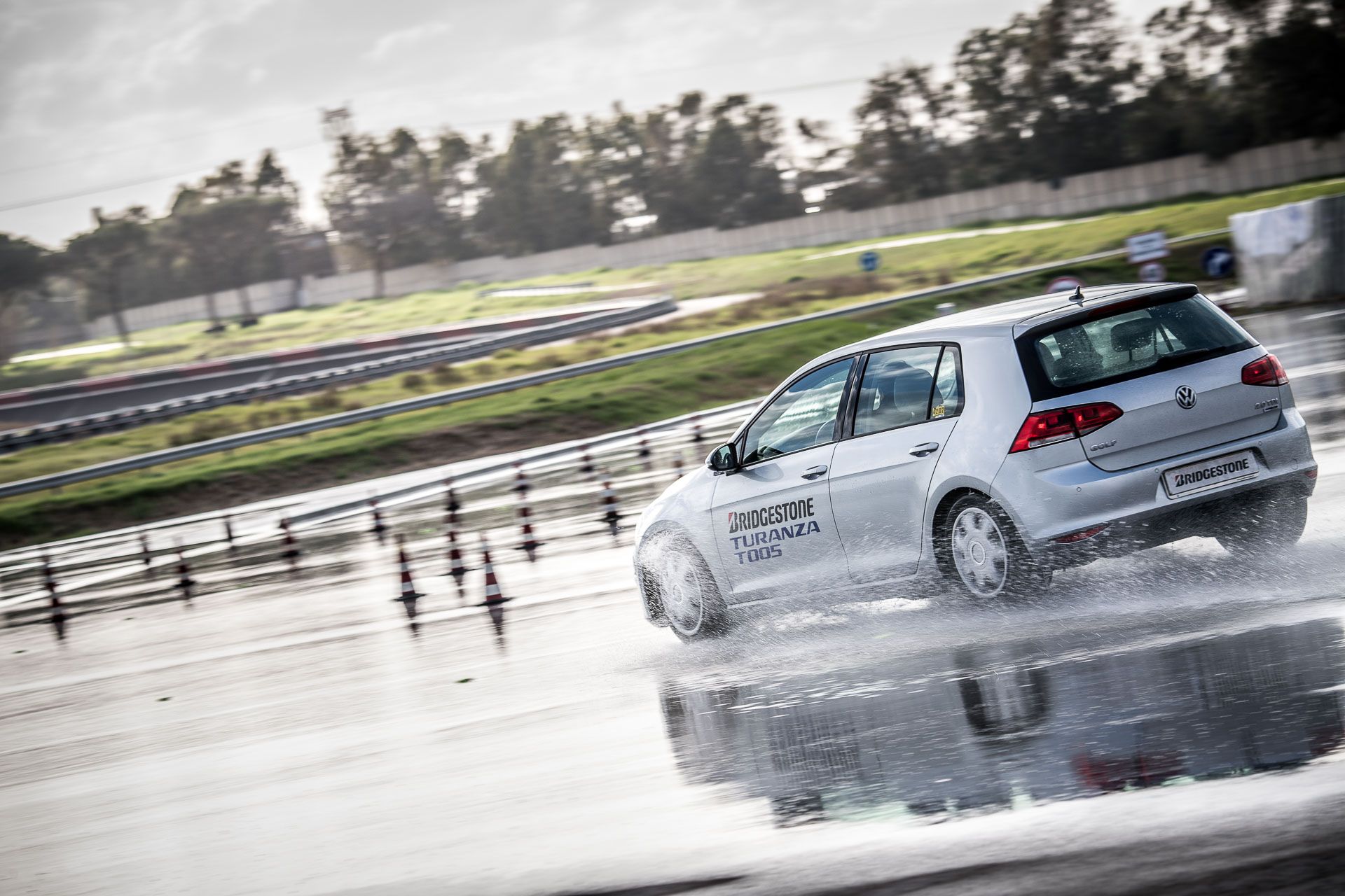 Test su asfalto bagnato - Copyright foto: Bridgestone