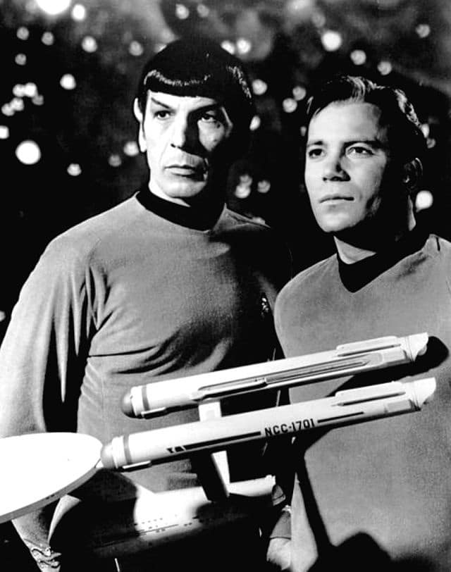 William Shatner, a destra nei panni del capitato Kirk al fianco del compianto Leonard Nimoy, interprete di Spock.