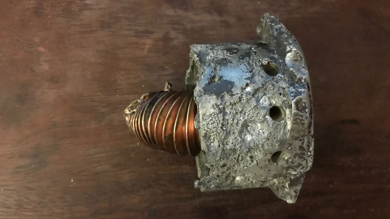 Ritrovamento di una parte del missile V2. Valvola di alimentazione dell'ossigeno della camera di combutione del razzo. Crediti: Colin Welch.