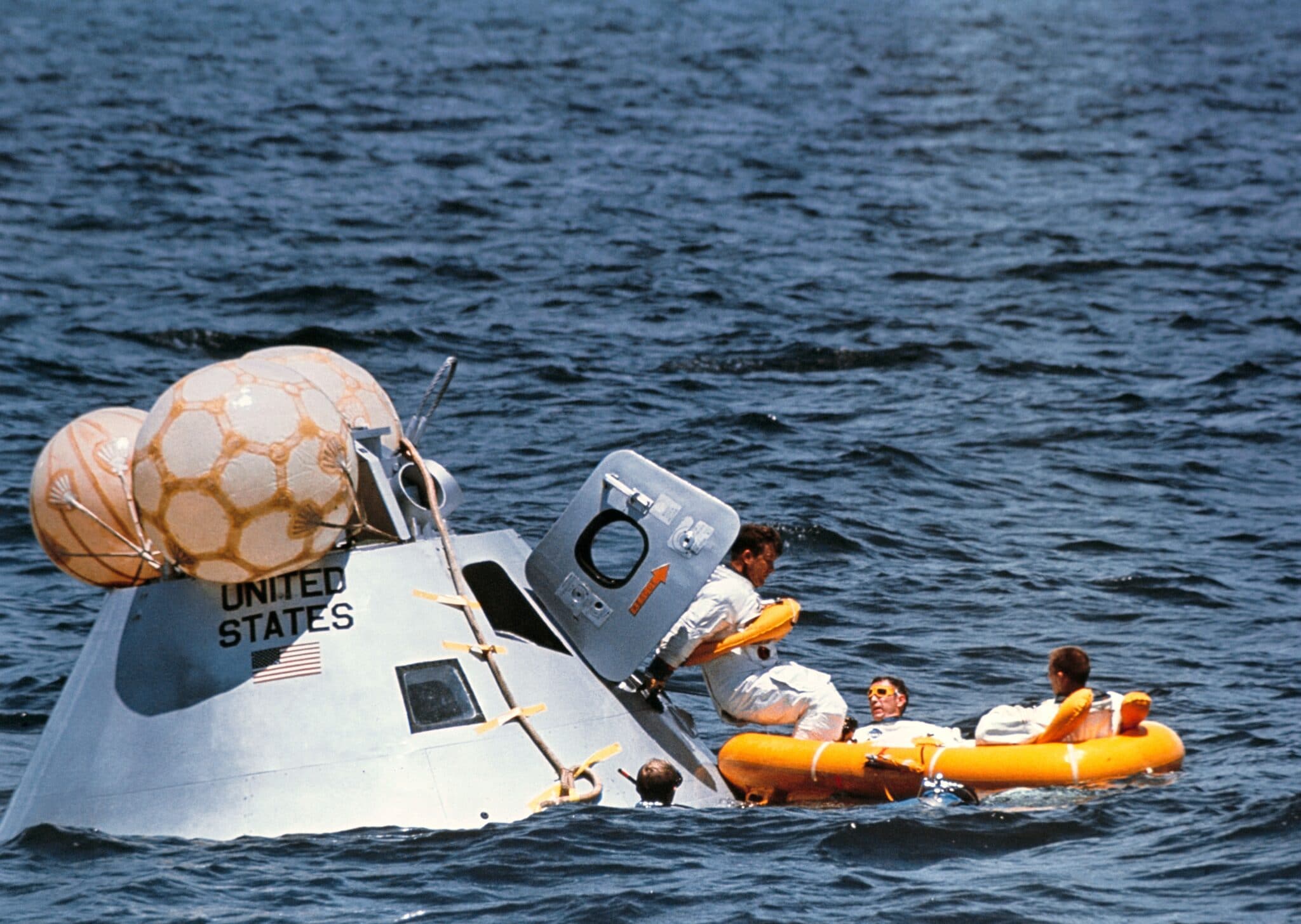 L'equipaggio di Apollo 7 si addestra all'ammaraggio. Credit: Wikipedia.