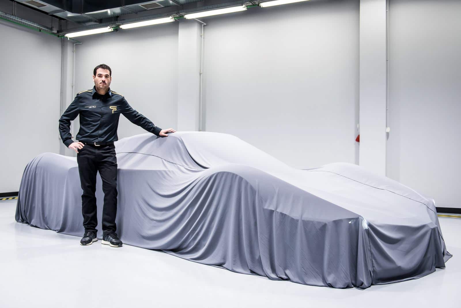 Spyros Panopoulos vicino alla sua creatura. Credit SP Automotive Media