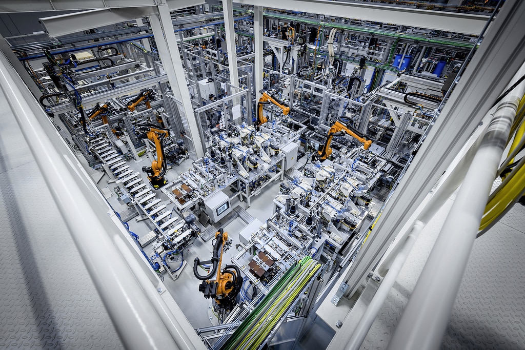 La crisi dei semiconduttori ha spinto molte case a produrre da sole alcuni componenti elettronici: in foto lo stabilimento Mercedes. Credit: Daimler Global Media Site
