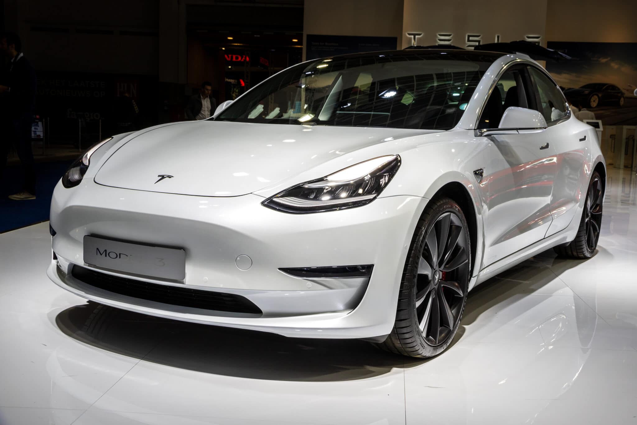 La Tesla Model 3 al Salone di Bruxelles del 2020. Credit: Adobe Stock