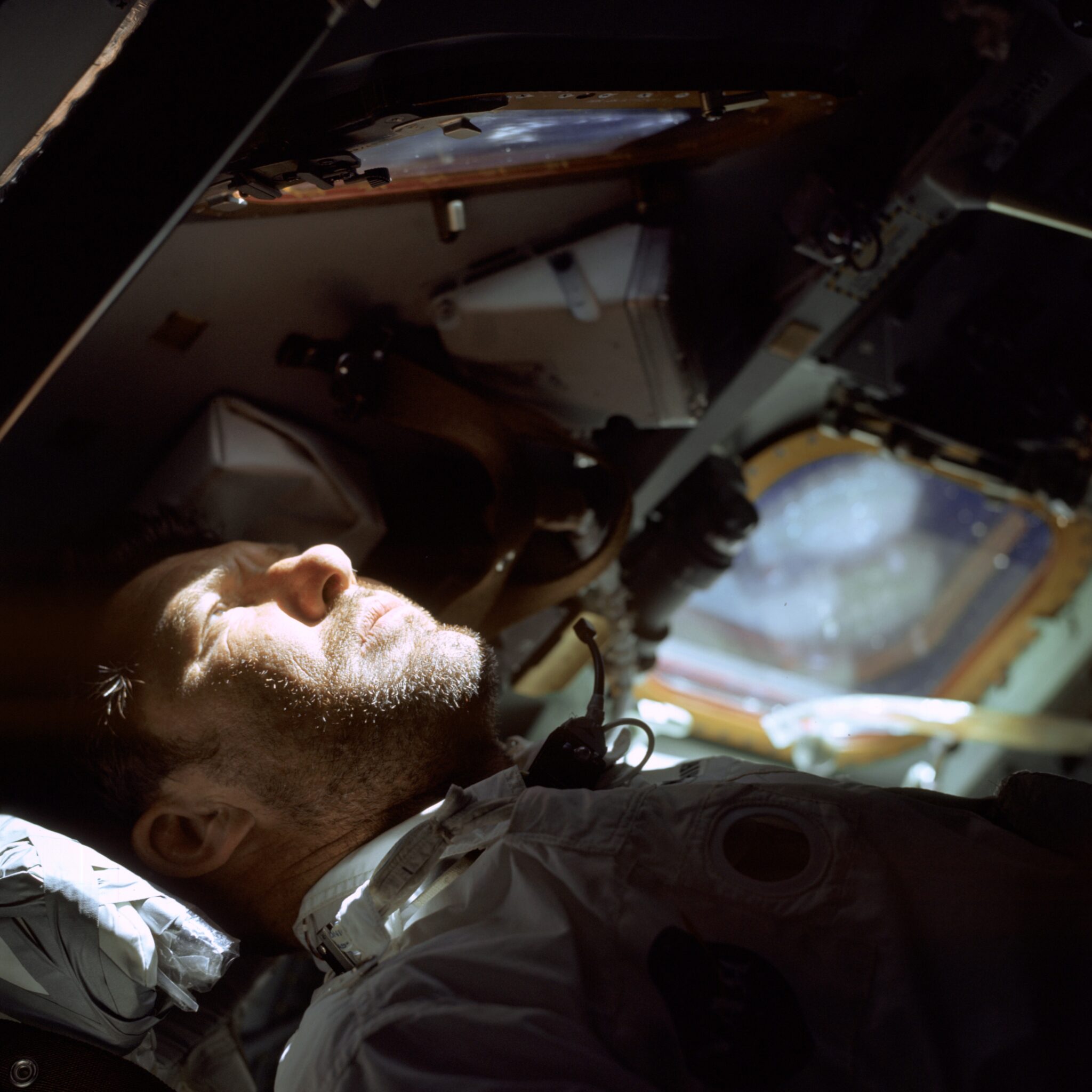 Walter Schirra osserva il rendezvous dal CSM nel 9º giorno della missione. Credit: Wikipedia.