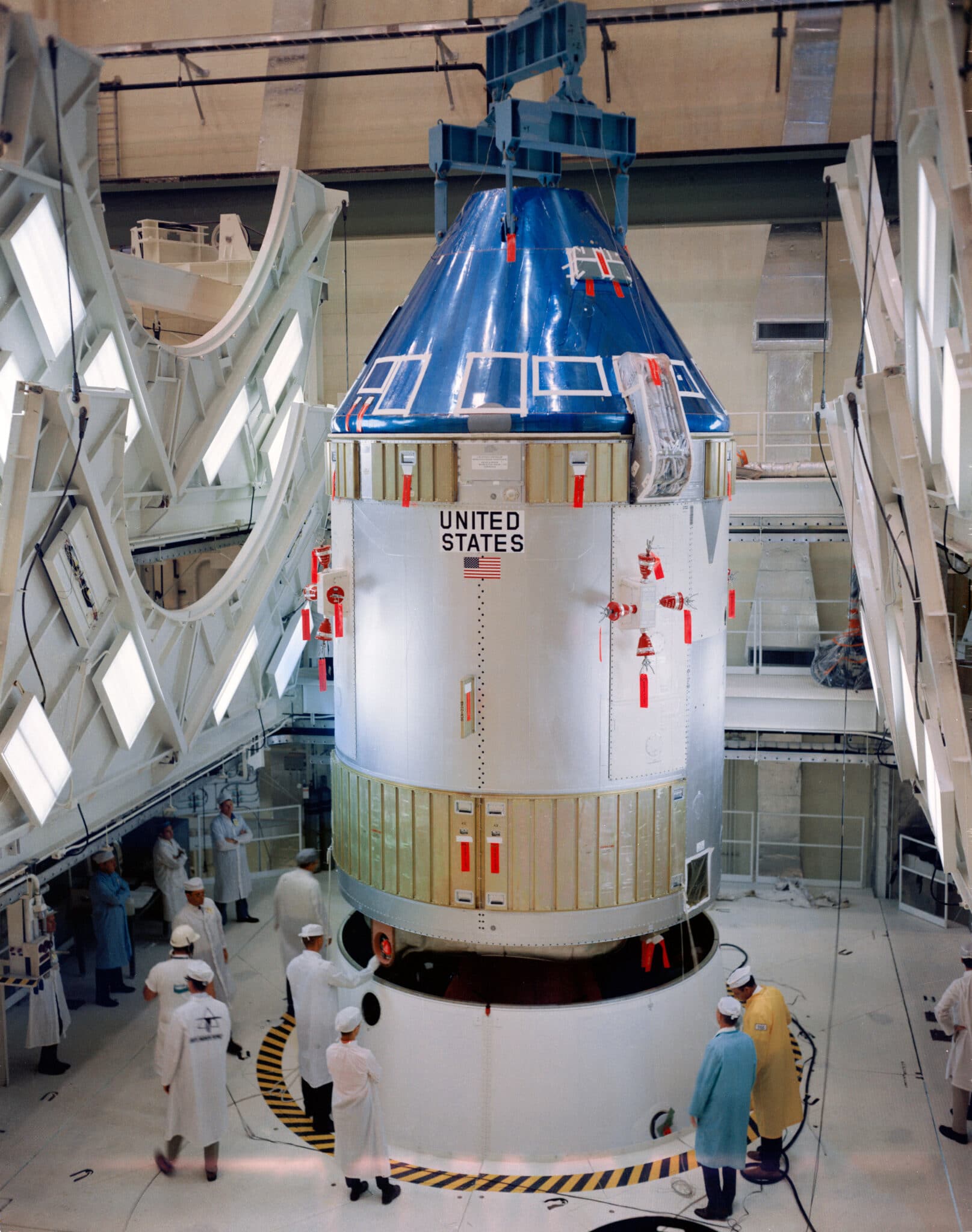 Il modulo di comando e servizio Apollo prima del lancio. Credit: Wikipedia.
