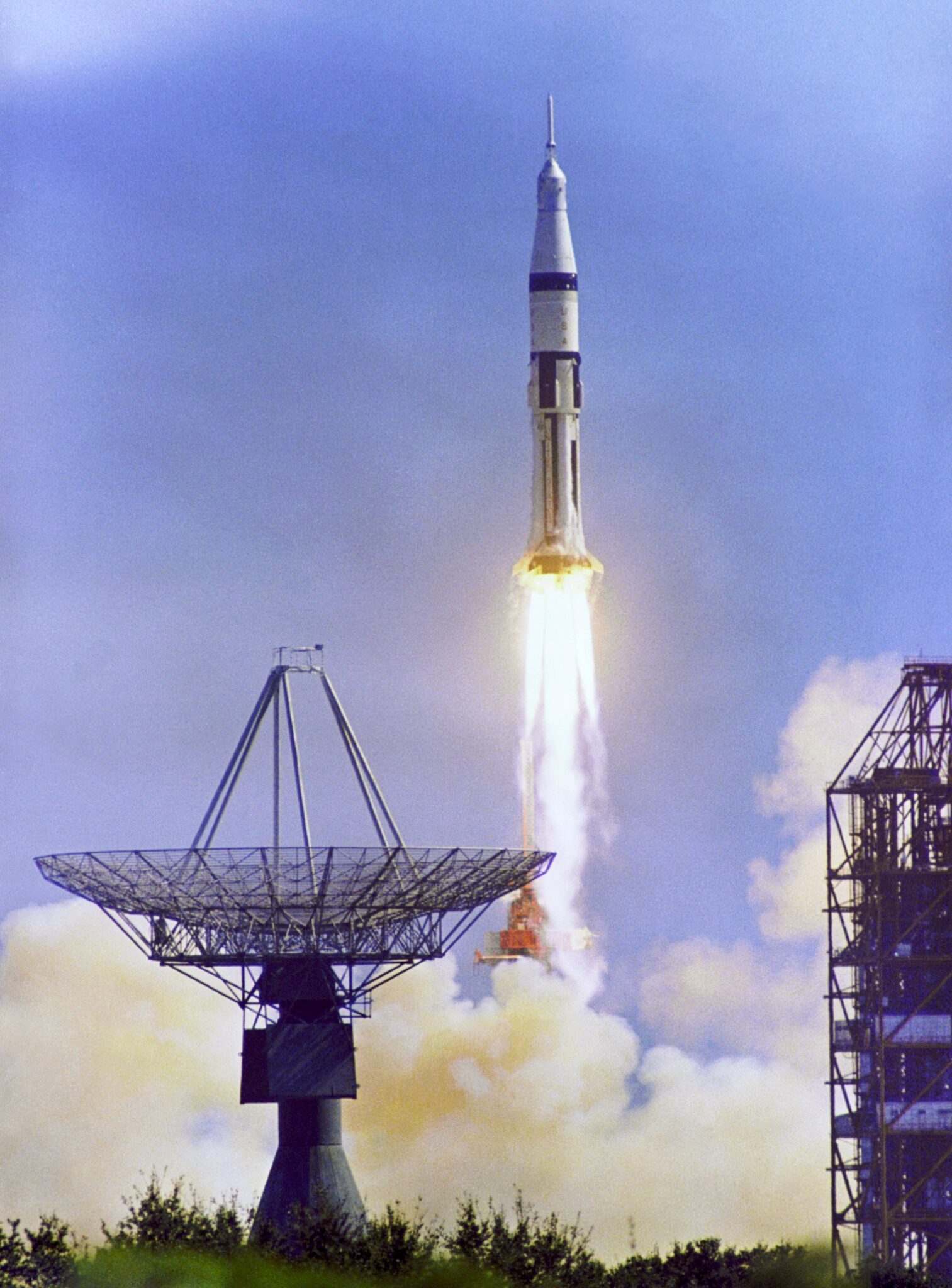 Il Saturn IB dell'Apollo 7 sulla rampa di lancio. Credit: Wikipedia.