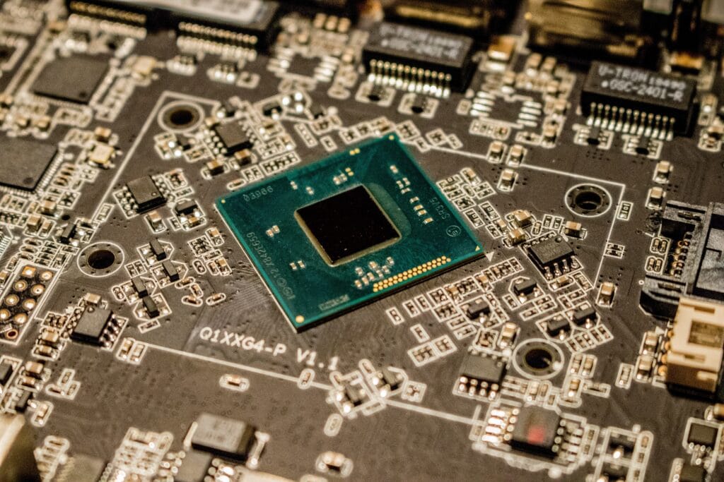 Tipico microchip montato su una scheda elettronica.
