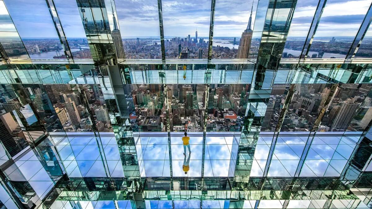 A New York una stanza trasparente sospesa nel vuoto - A New York una stanza trasparente sospesa nel vuoto. PH Kenzo Digital