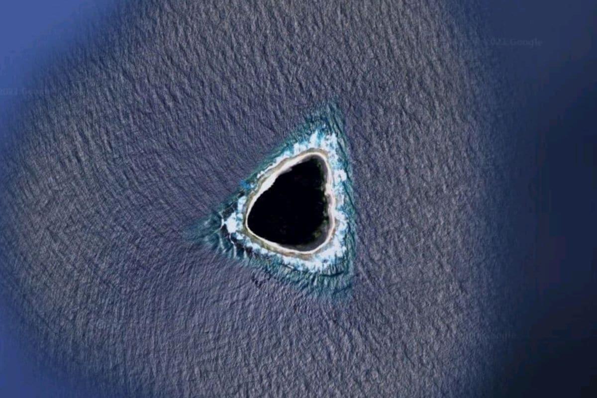 Buco nero nell’Oceano Pacifico visibile su Google Maps fa il giro del web - 