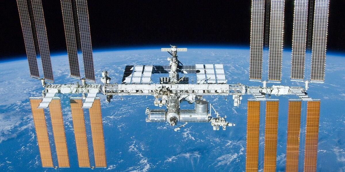 Astronauti della ISS costretti a ripararsi da una nube di detriti - 