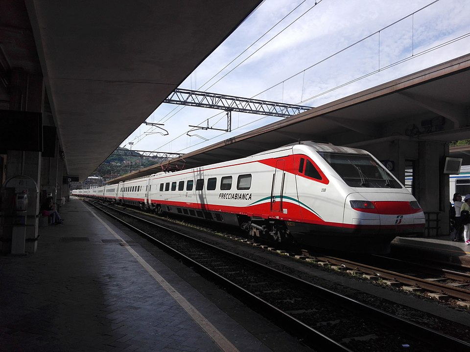 Un elettrotreno ETR.460 sulla tratta Roma-Genova. Credit: Wikimedia Commons