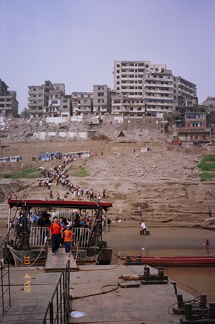 Uno dei centri abitati evacuati, e successivamente sommersi, per la costruzione della Diga delle Tre Gole. Credit: Wikimedia Commons