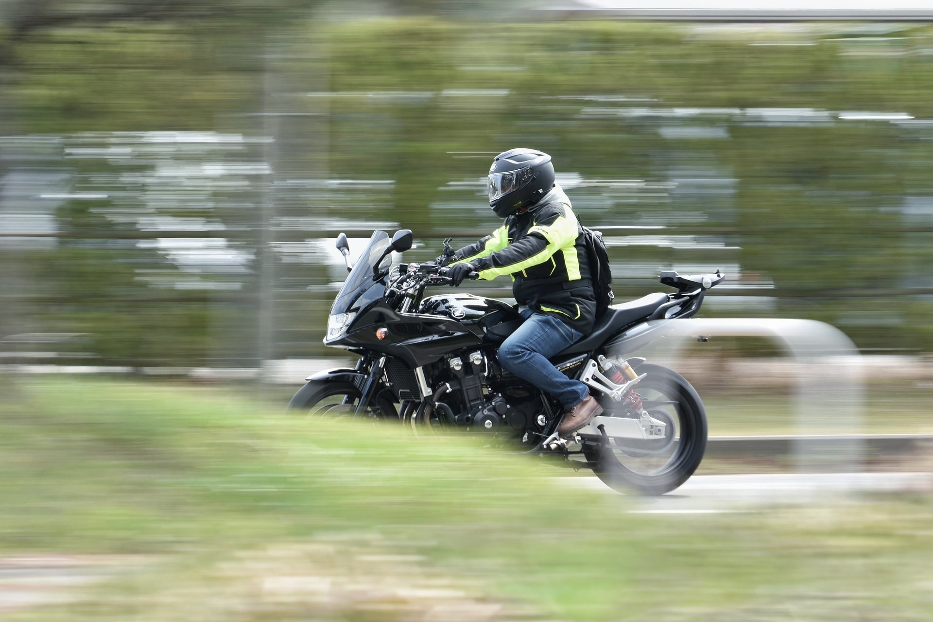 Il conducente della moto avrà la responsabilità di un eventuale passeggero senza casco
