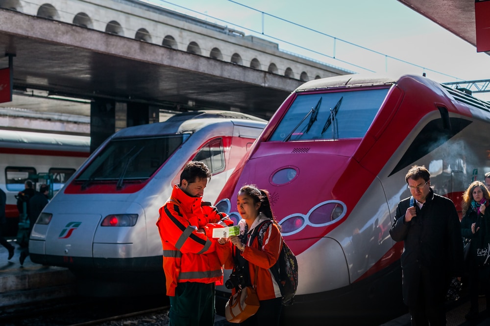 Un Frecciabianca e un Frecciarossa fermi a Roma. Credit: Shutter Stock.