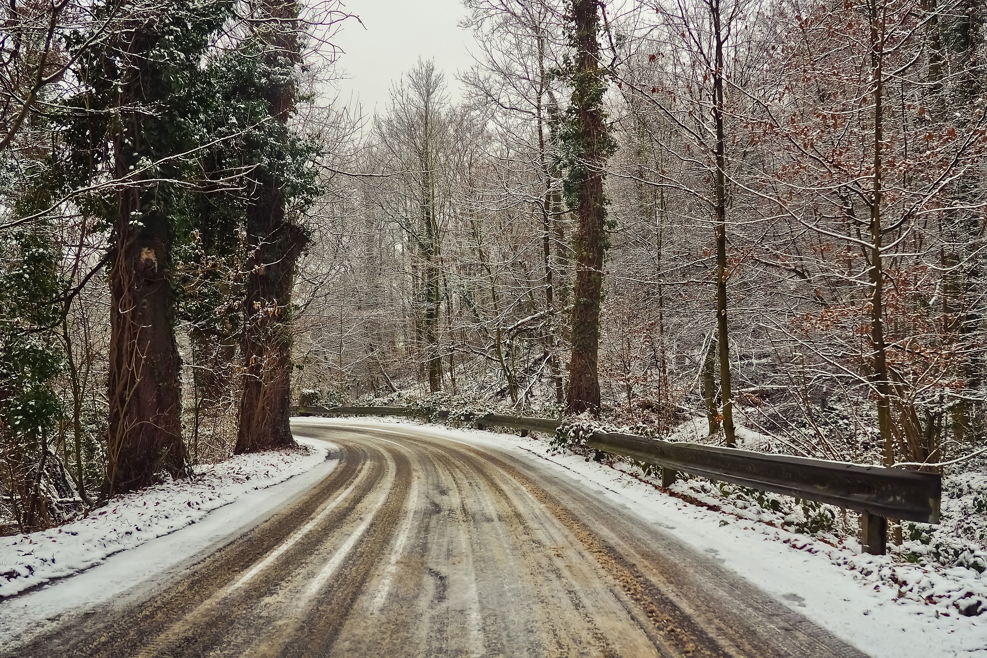 Strada innevataCredits: Pixabay