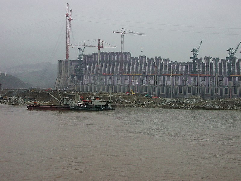 Un settore della diga durante la costruzione. Credit: Wikimedia Commons
