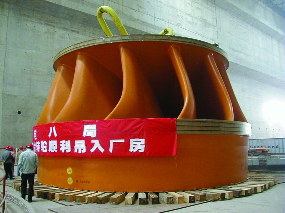 Una delle 32 enormi turbine usate per la Diga delle Tre Gole. Credi: Wikimedia Commons