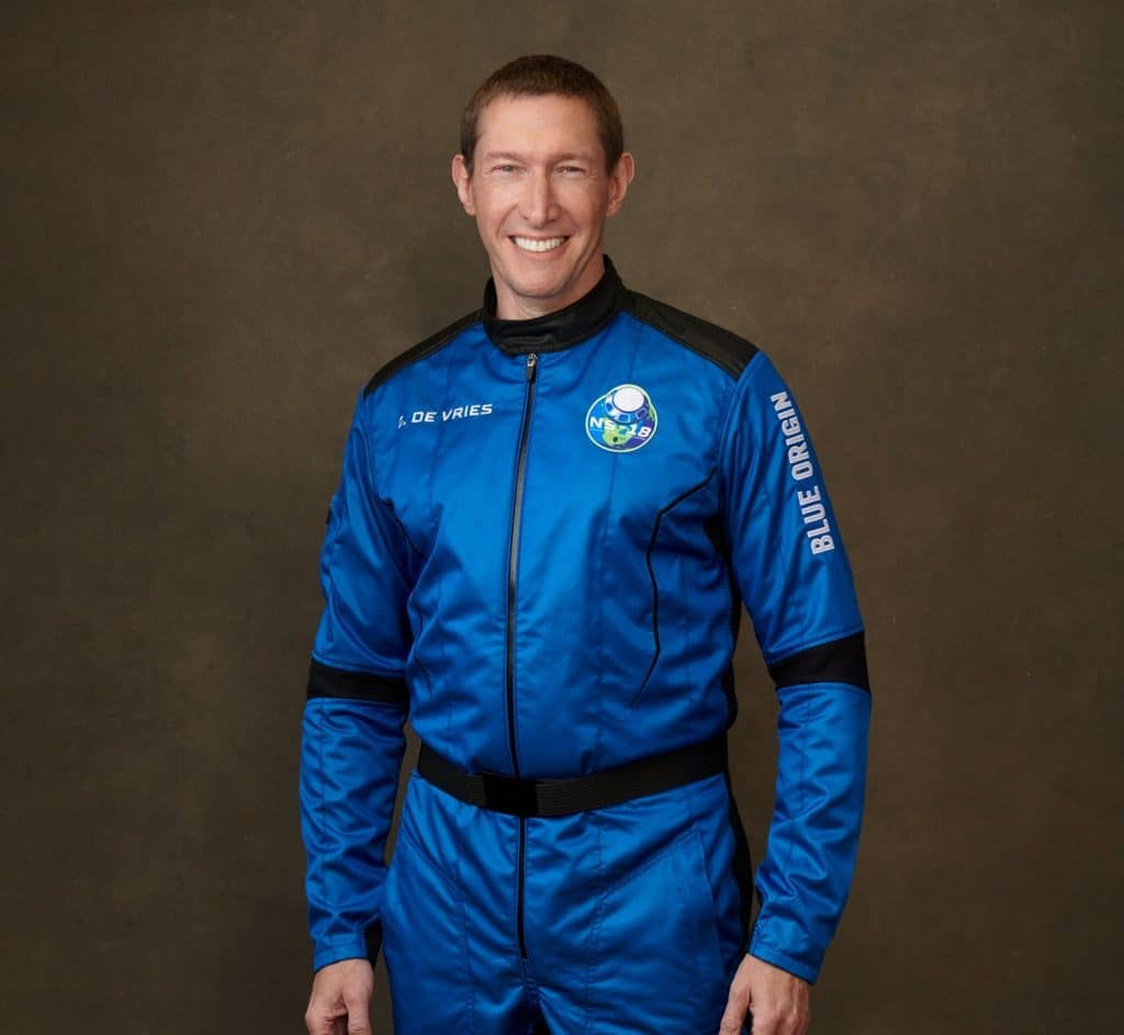 Glen De Vries con la tuta della missione Blue Origin