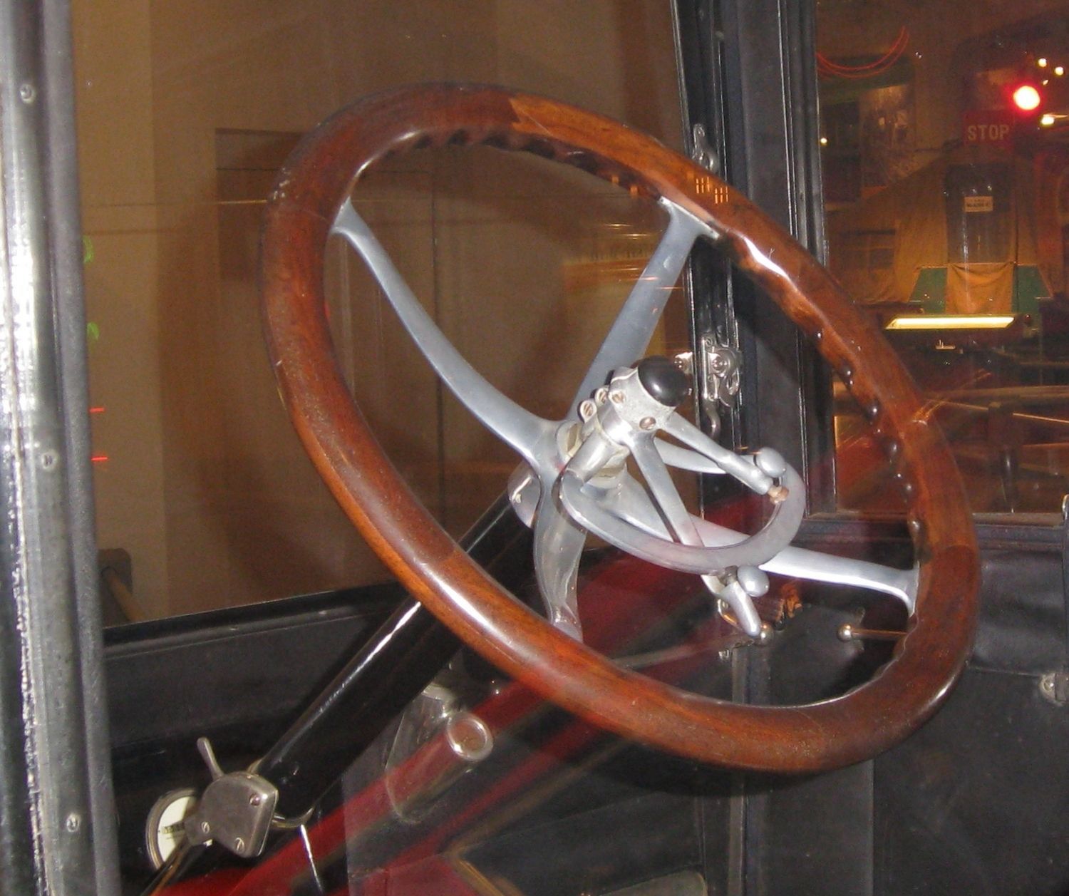 Il volante della Dual Power, in cui si possono apprezzare le due leve per l'azionamento dei due motori