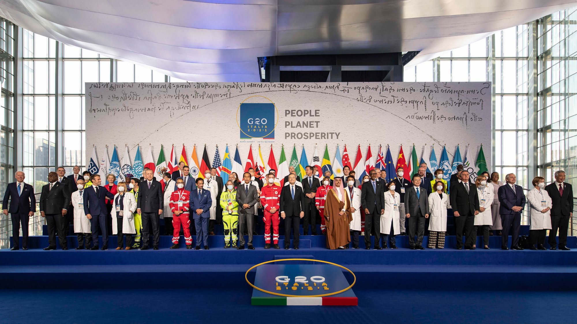 La foto di famiglia con gli operatori sanitari della Croce Rossa, divenuta simbolo del G20 2021. Credits: G20