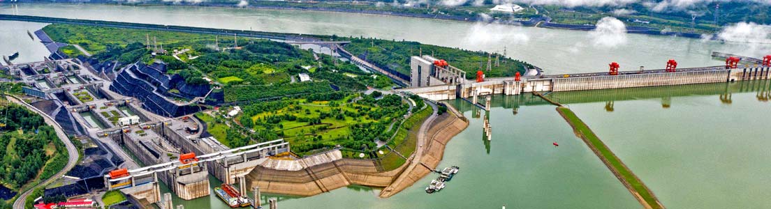 Vista aerea della diga con, sulla sinistra, il sistema di chiuse. Credit: Yangtze-river-cruises.com