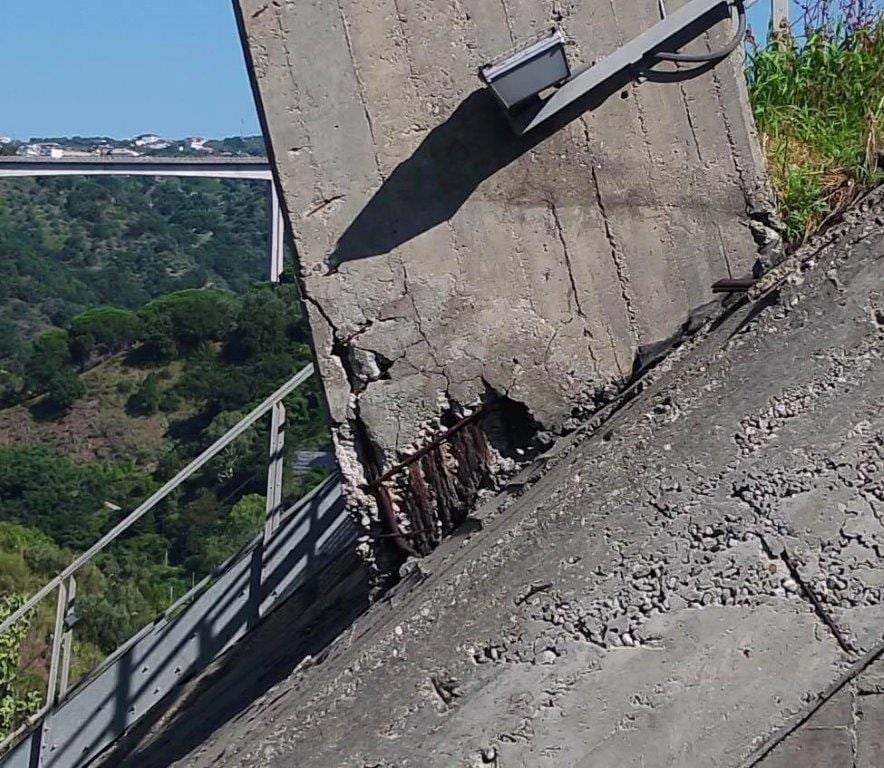 Le crepe di una pila. Dal profilo Facebook del vicesindaco di Catanzaro Ivan Cardamone