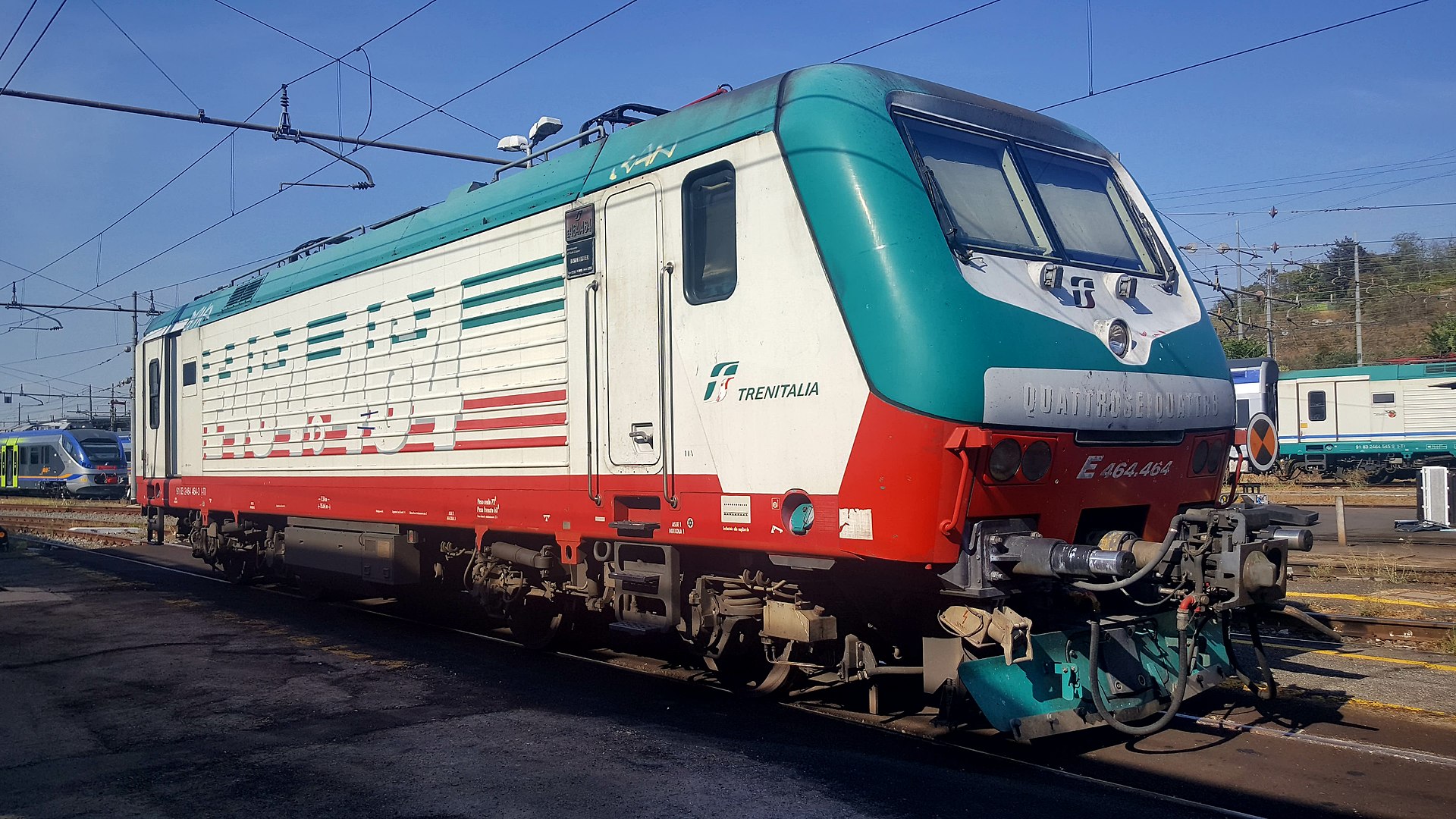 Una locomotiva FS E.464 in una speciale livrea tricolore. Credit: Wikimedia Commons.