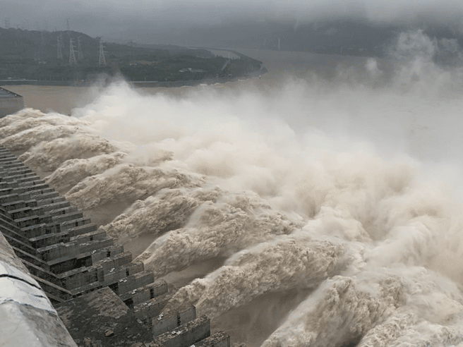 I getti d'acqua a valle della diga. Credit: Corriere della Sera