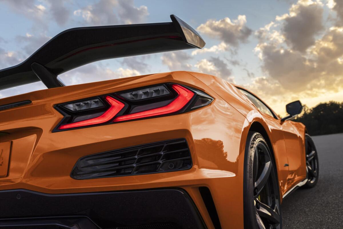 Il motore Chevrolet che batte Ferrari, il nuovo LT6 lascia aste e bilancieri - 2023 Chevrolet Corvette Z06