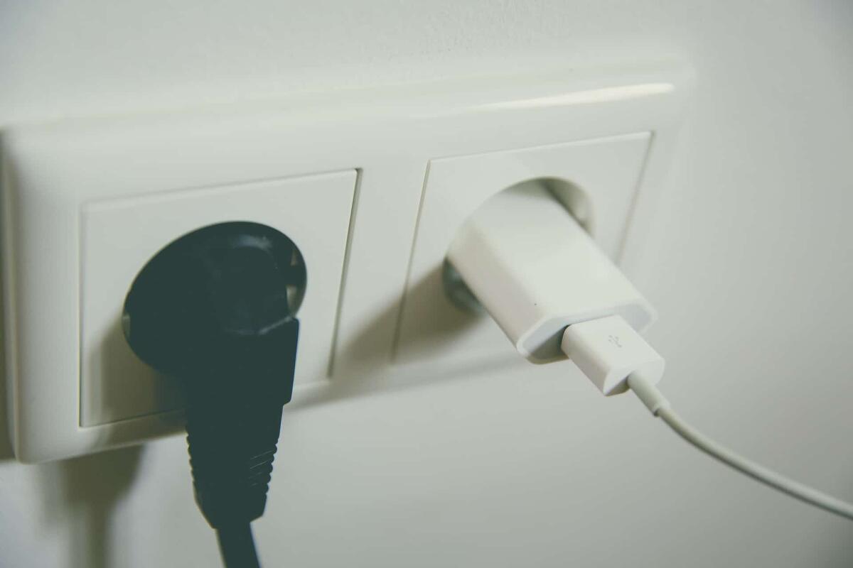 Alexa e le sfide pericolose: a una bambina chiesto di inserire una moneta in una presa elettrica - 