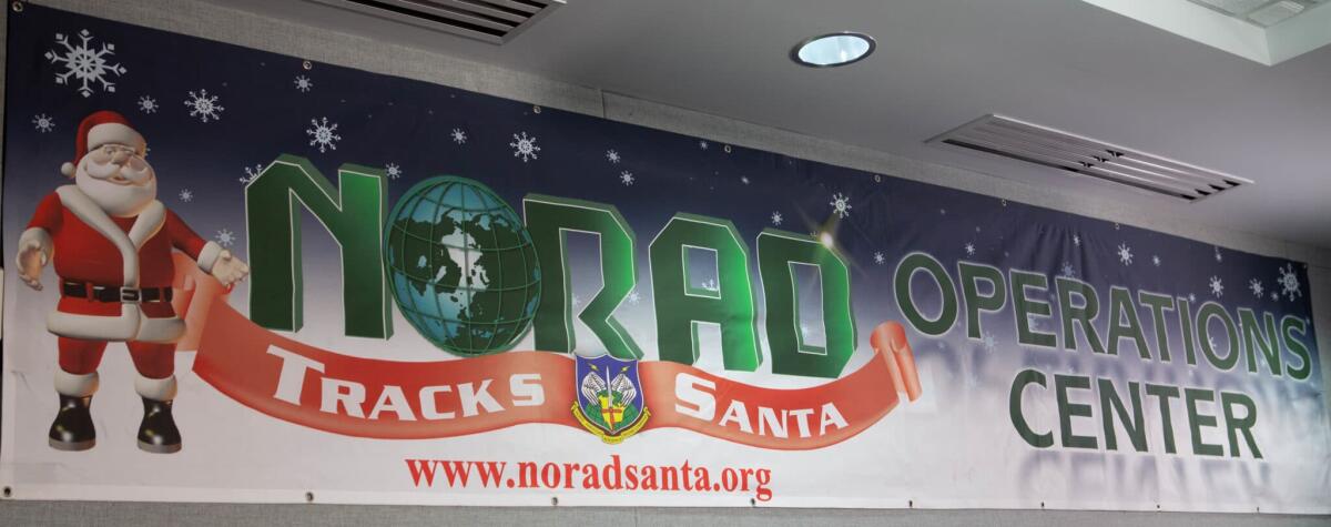 Sensibilizzazione, il NORAD segue il viaggio di Babbo Natale - Stock photo of the NORAD Tracks Santa Operations Center, Peterson Air Force Base, Colorado, 23 December 2020. 2020 marks the 65th Anniversary of the NORAD Christmas tradition. DoD Photo by Thomas Paul.