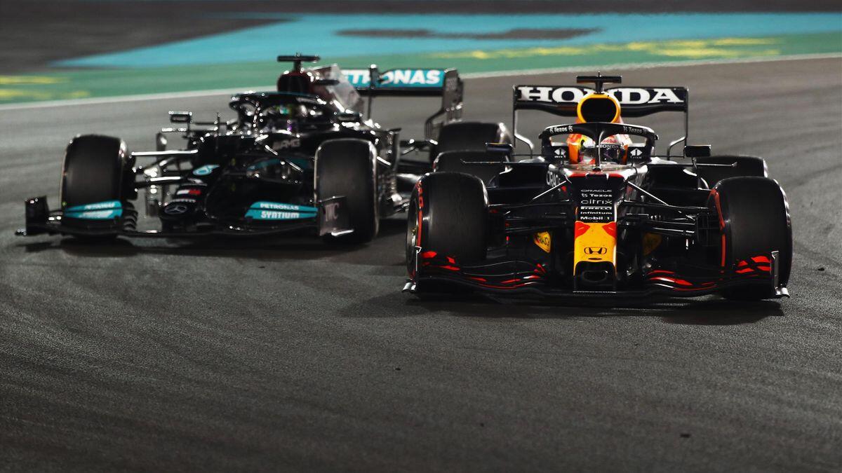 F1, vince Verstappen su Hamilton all’ultimo giro: polemiche senza sosta - 