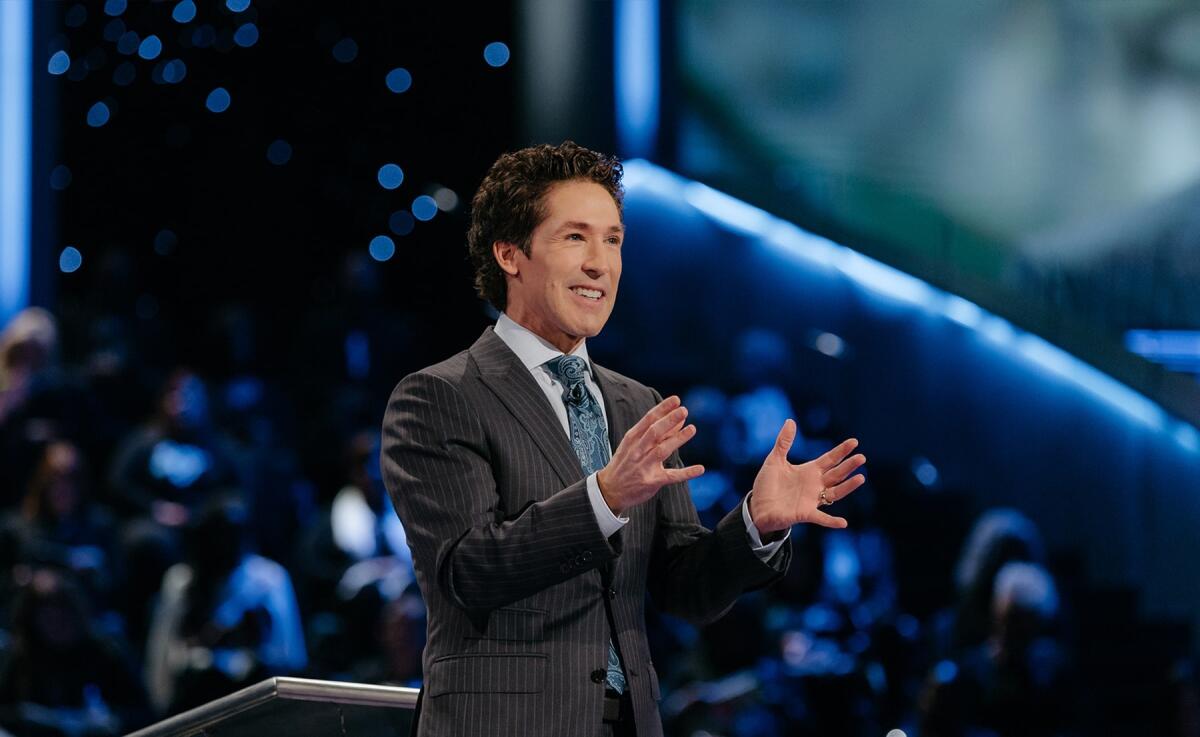 Perché negli USA si discute di chiese e tasse: la strana storia di Joel Osteen - 