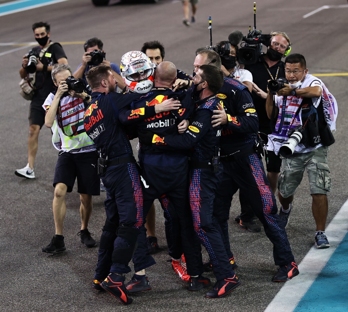 Verstappen festeggia con la squadra Credits: Autosprint