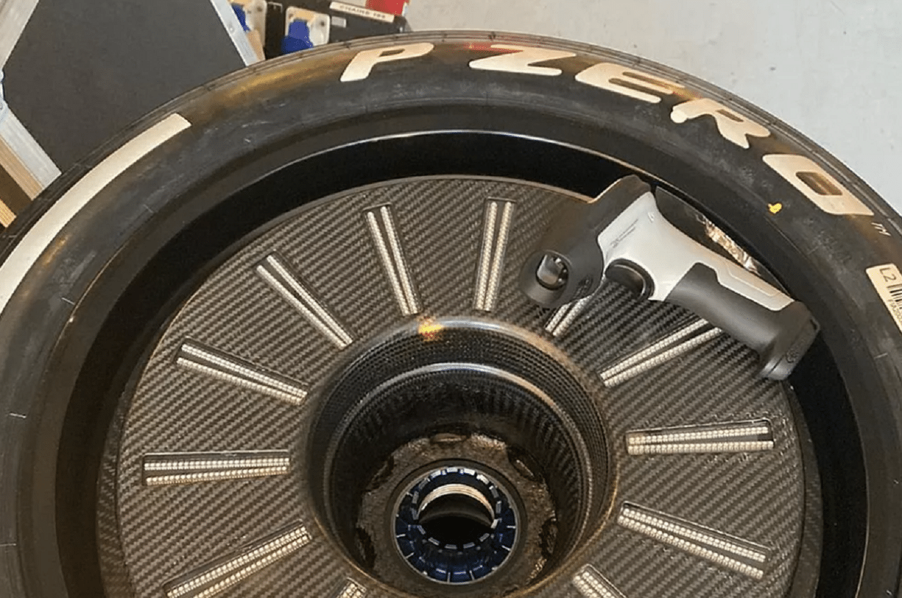 Il copricerchio con i LED portato da McLaren ai test di Abu Dhabi