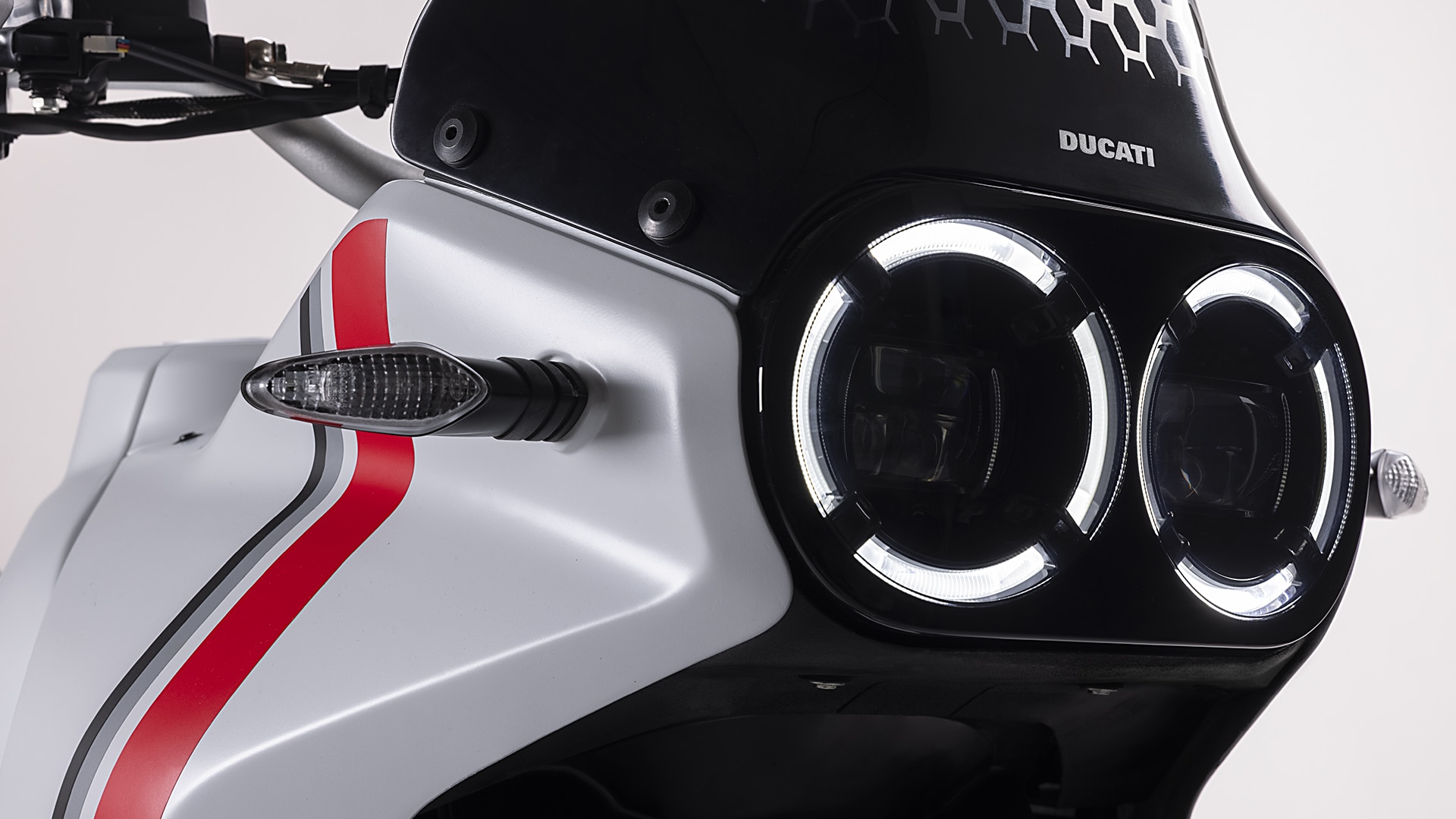 Dettaglio doppio faro Full LED