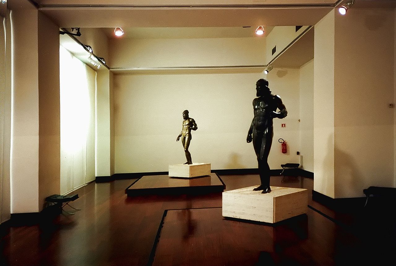 I Bronzi di Riace al museo archeologico di reggio calabria nel 2000. Fonte: Wikimedia Commons