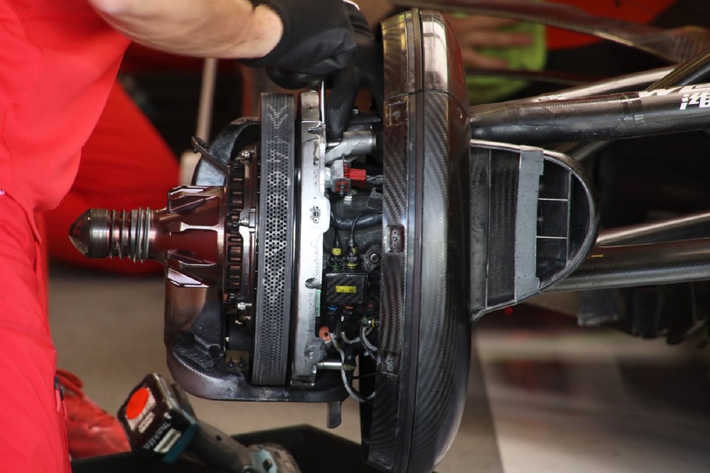 Il condotto dei freni della Ferrari SF90 - Credits: Giorgio Piola