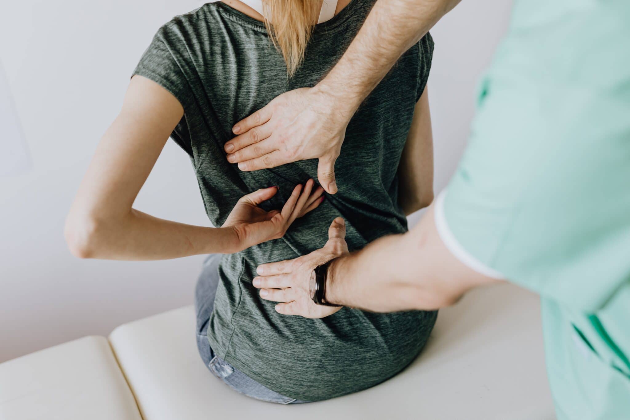 Scrocchiare la schiena, un bene o un male per ridurre il dolore?