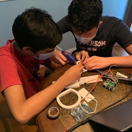 Nafi, a sinistra, e Choi stanno incollando insieme le parti di un prototipo di braccialetto stampato in 3D. Era uno dei sei prototipi che il team ha testato ma respinto. Credits: Raffu Khondaker/IEEE