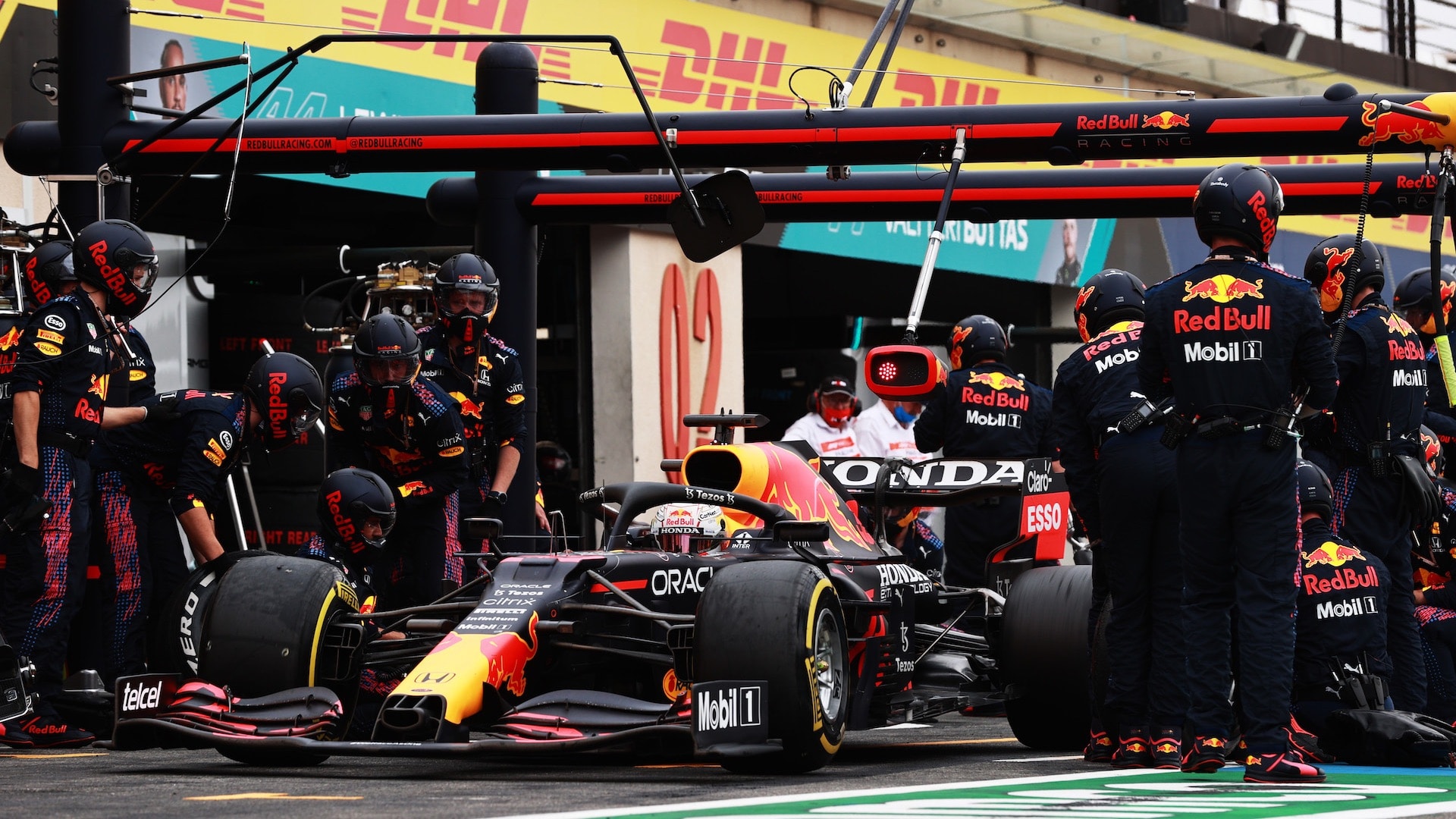 Pit stop Red Bull: si può notare in alto il "ponte" sopra la vettura con i relativi cavi per alimentare le pistole