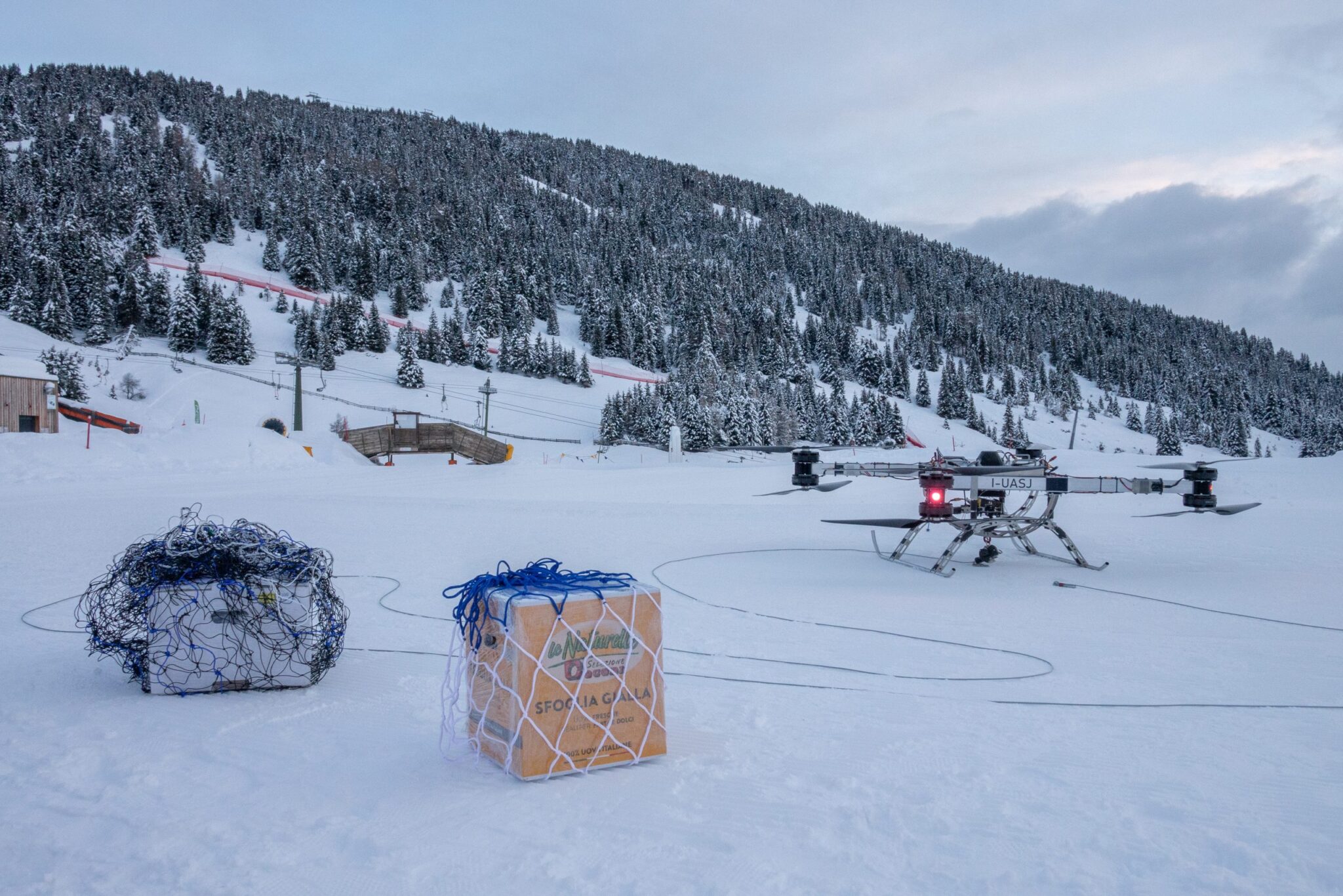 Drone per trasporto merci FB, operazioni in alta montagna. Credits: FlyingBasket