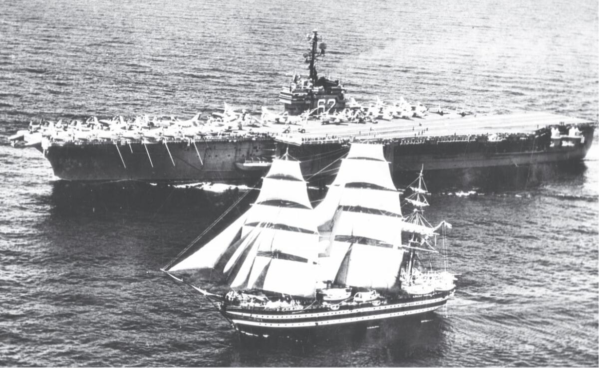 Il celebre incontro tra l’Amerigo Vespucci e la portaerei della US Navy - 