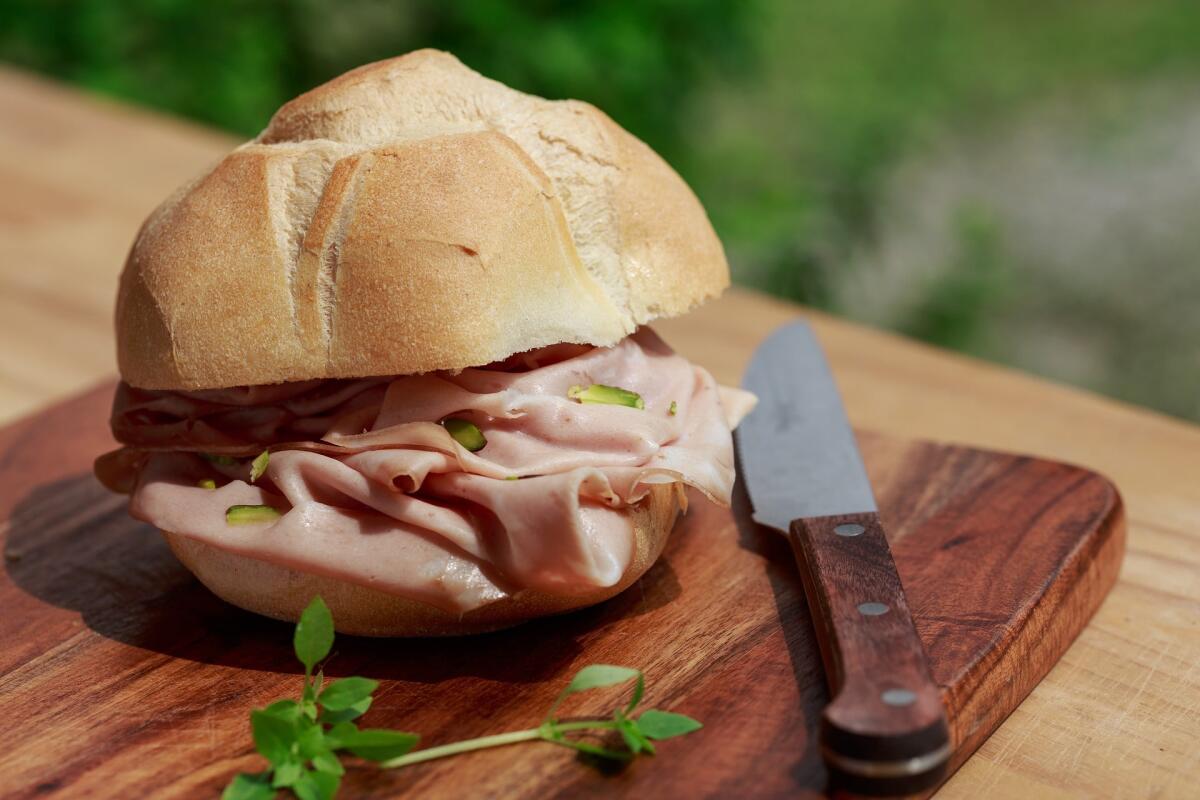 Come dividere un panino in parti uguali con un singolo taglio di coltello? - 