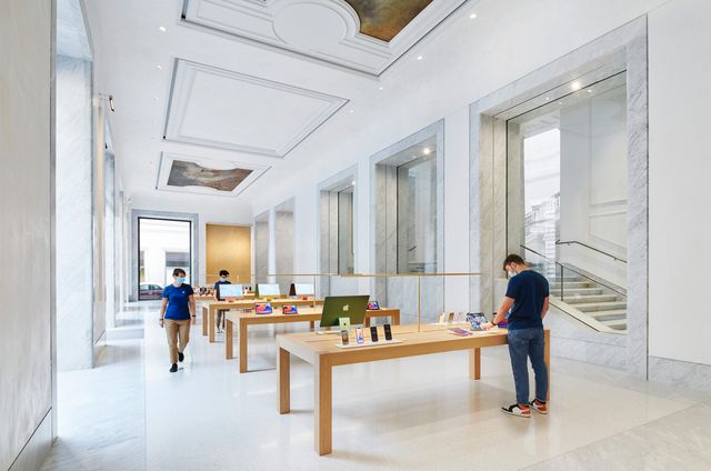 Apple Store Via Del Corso Roma credits: melablog.it